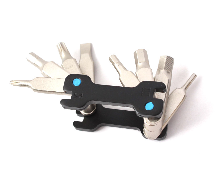 Set di attrezzi pieghevole KHE composto da 12 pezzi.