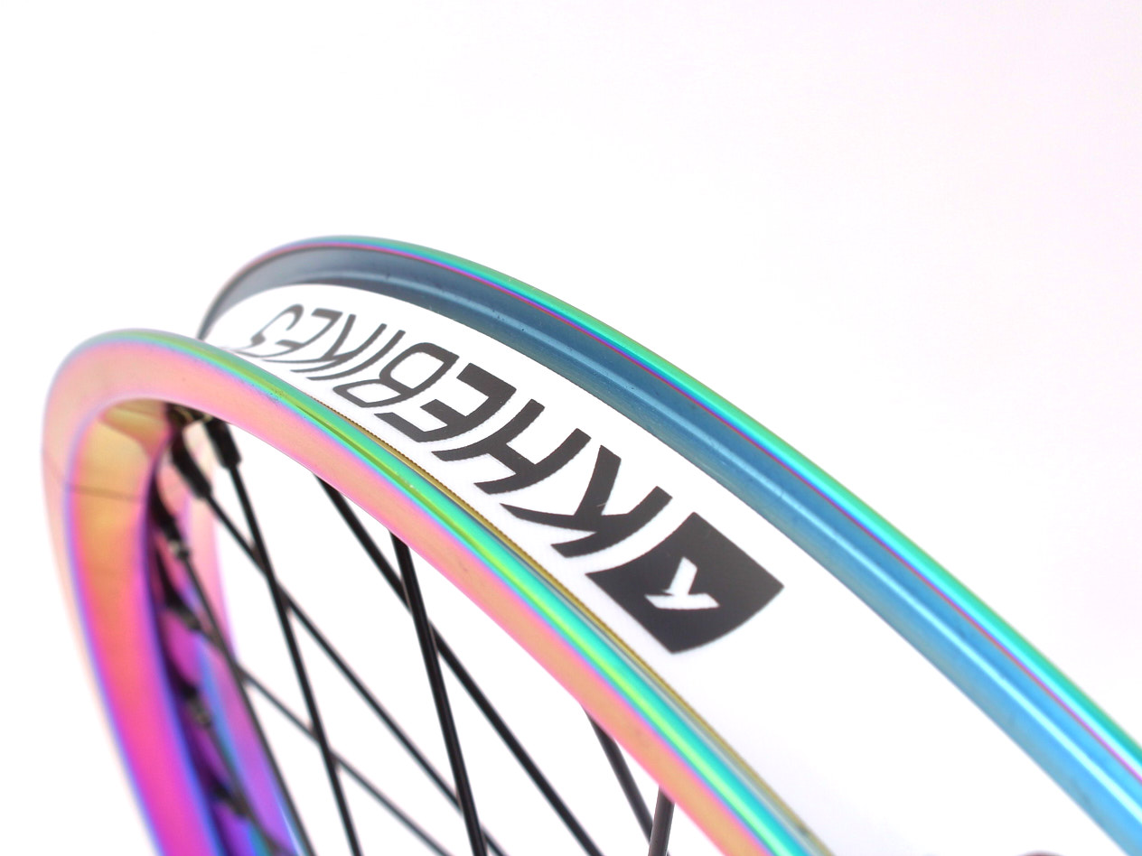 Oil Slick Felge mit weißem Felgenband und schwarzem KHEbikes Schriftzug Nahaufnahme 32mm breiter Doppelkammerfelge mit Felgenband  von oben