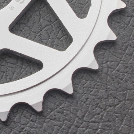 Nahaufnahme Aluminium Kettenblattzähne 