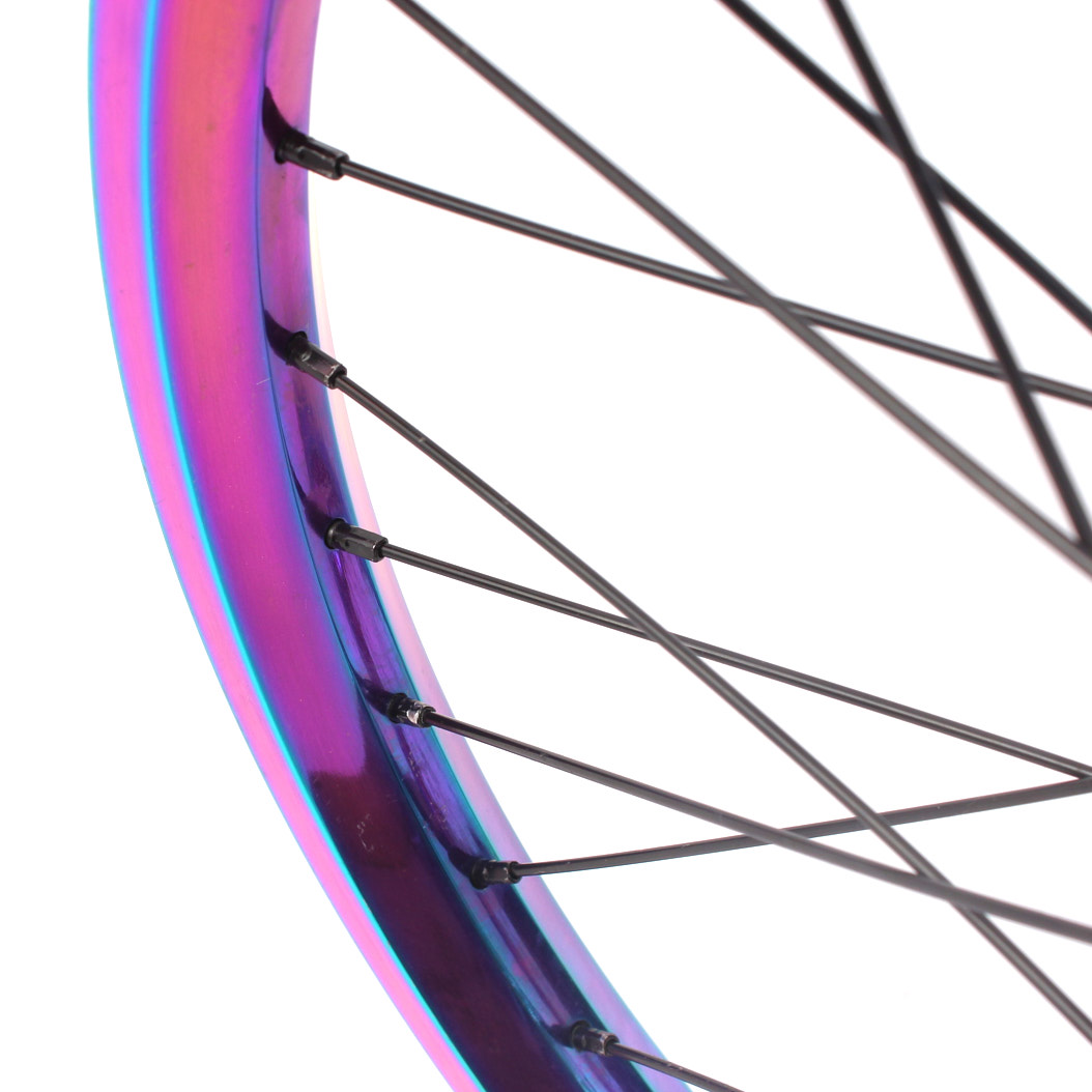 32mm breite Doppelkammerfelge in Oil Slick mit schwarzen Speichen Nahaufnahme Oil Slick Felge mit schwarzen Speichen