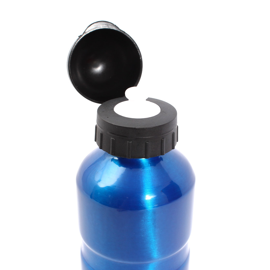 Blaue Aluminium Trinkflasche mit weißem Trinkverschluss