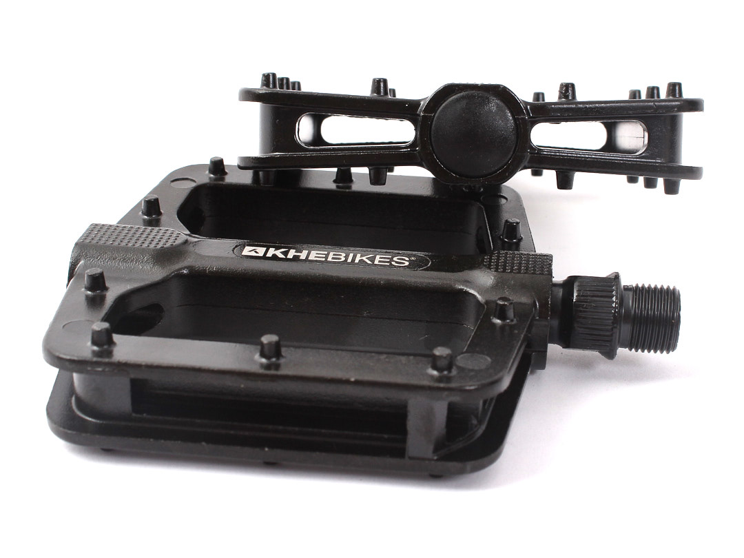 Nahaufnahme übereinanderliegende BMX Pedale in Schwarz