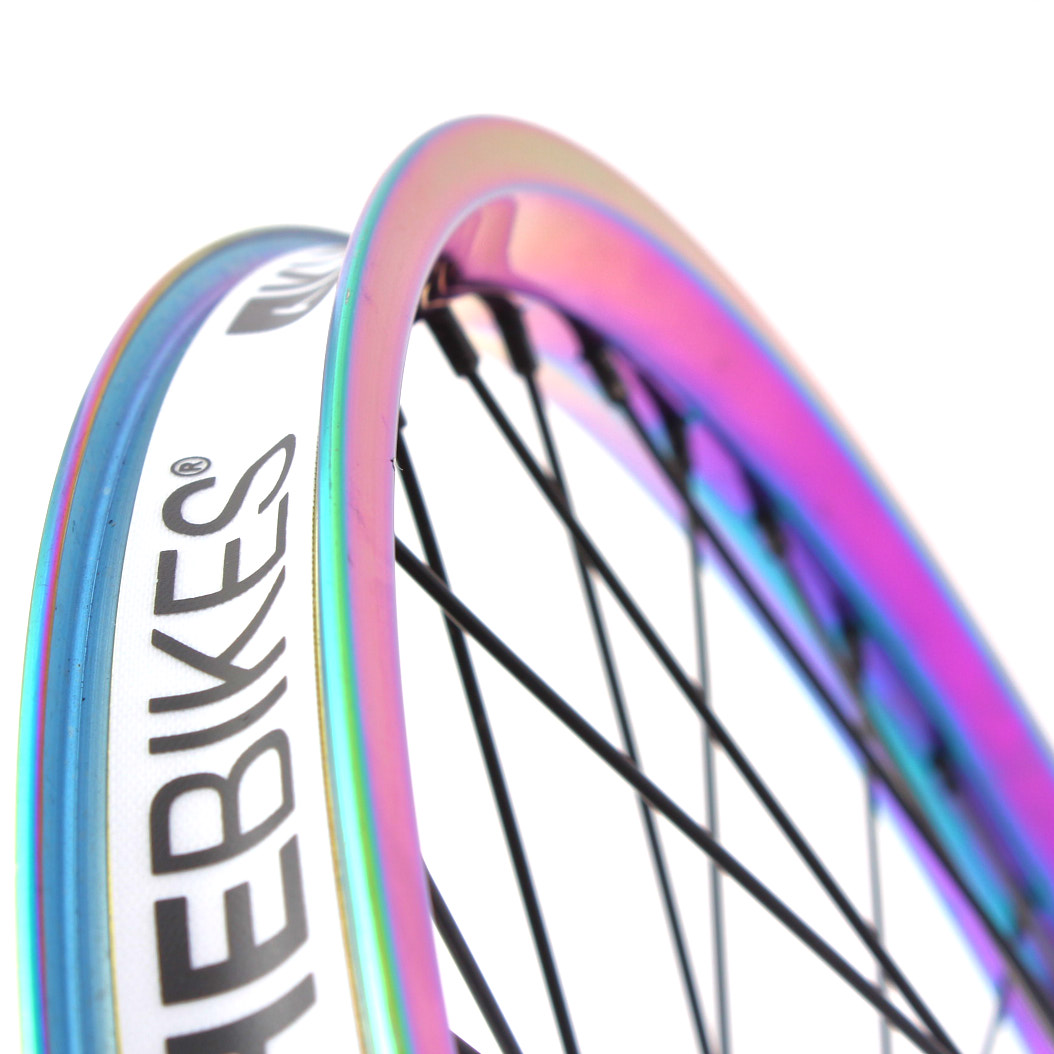 Oil Slick Vorderradfelge mit weißem Felgenband und KHEBikes Aufschrift