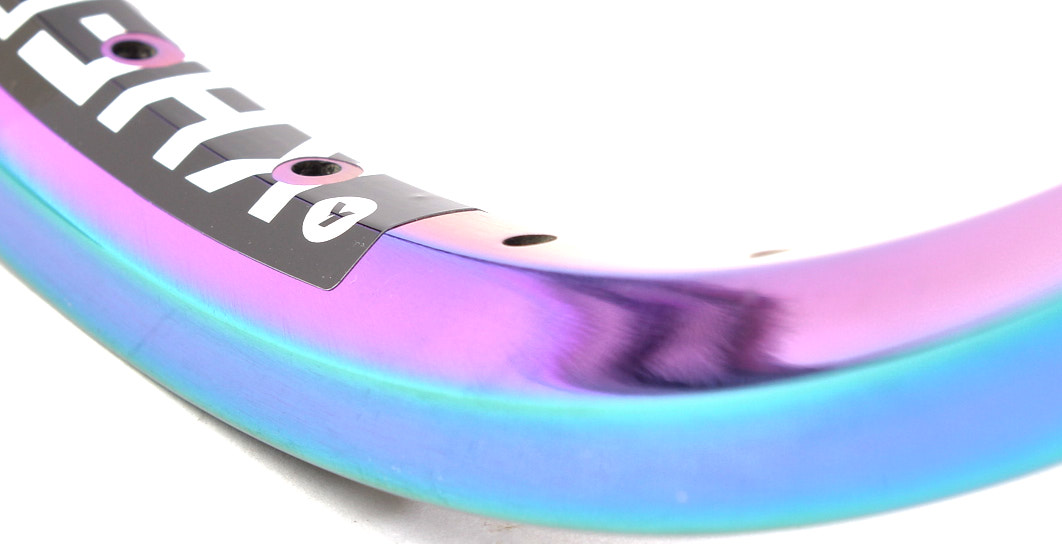 Nahaufnahme 32mm breite Oil Slick Doppelkammerfelge 