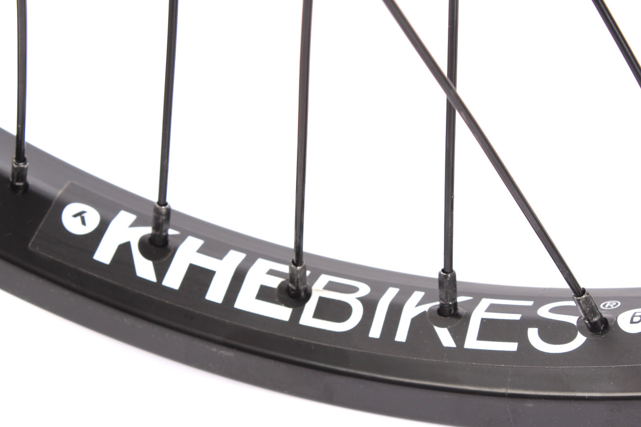Weiße KHEBikes Aufschrift auf schwarzer Felge mit schwarzen Speichen