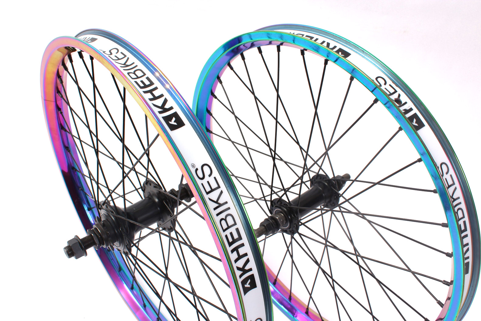 Weiße Felgenbänder mit KHEBikes Aufschrift und Logo in Oil Slick Felge Weiße Felgenbänder mit KHEBikes Aufschrift und Logo in Oil Slick Felge