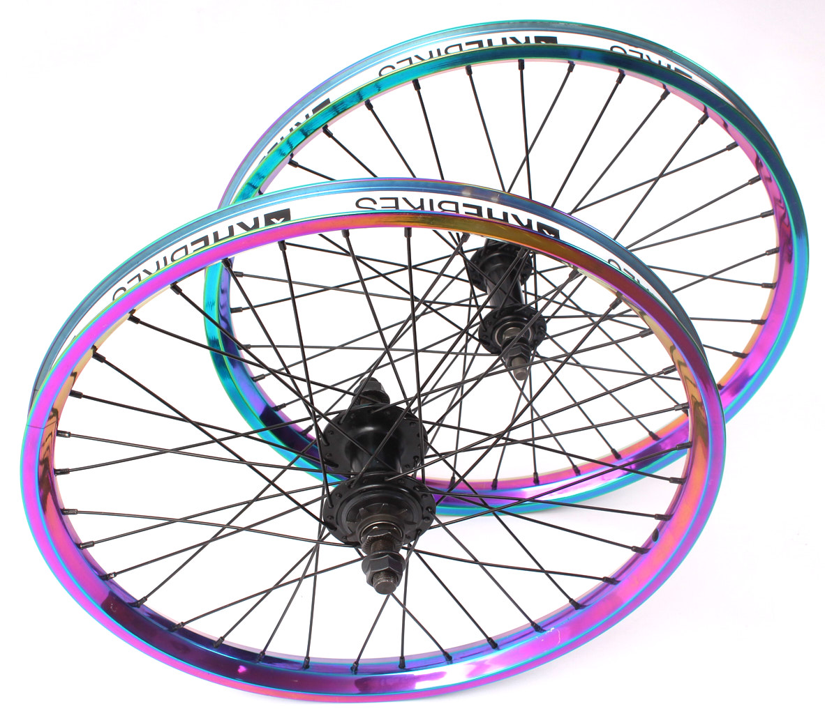 Oil Slick Laufradsatz mit weißen Felgenbänder und schwarzer Achse und Speichen Oil Slick Laufradsatz mit weißen Felgenbänder und schwarzer Achse und Speichen