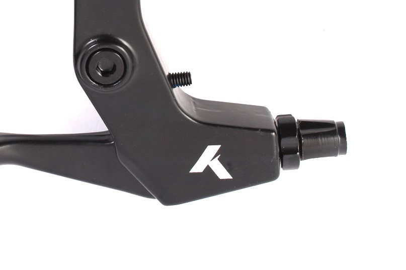 Nahaufnahme schwarzes Bremshebelgelenk mit weißem KHEbikes Logo