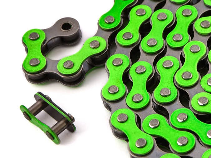 Nahaufnahme BMX Kette und Kettenschloss in Grün