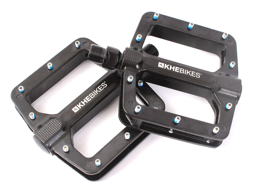 BMX Pedale mit silbernen Pins und weißem KHEbikes Logo  BMX Pedale mit silbernen Pins und weißem KHEbikes Logo