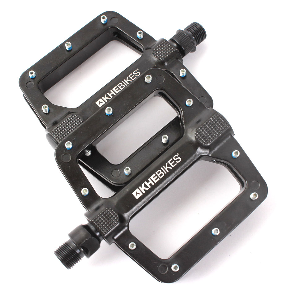 Schwarze Aluminium Pedale fürs BMX mit Schraubgewinde Schwarze Aluminium Pedale fürs BMX mit Schraubgewinde
