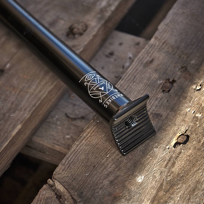 Schwarze Sattelstange mit Pivotal Winkelsystem Schwarze BMX Sattelstange mit weißem Logo