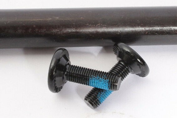 Zwei schwarze Achsenschrauben überkreuzt