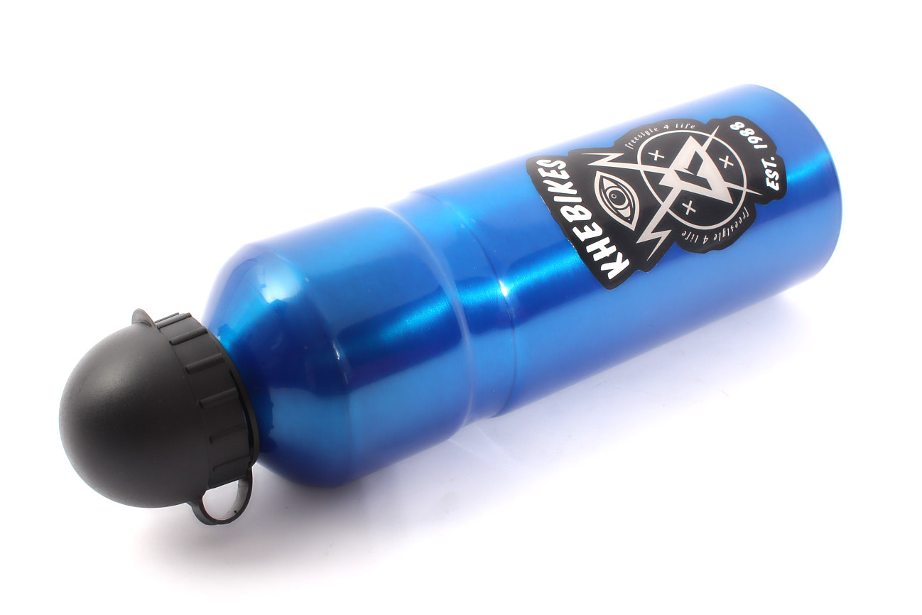 Trinkflasche in Blau mit schwarz, weißem KHEBikes Logo