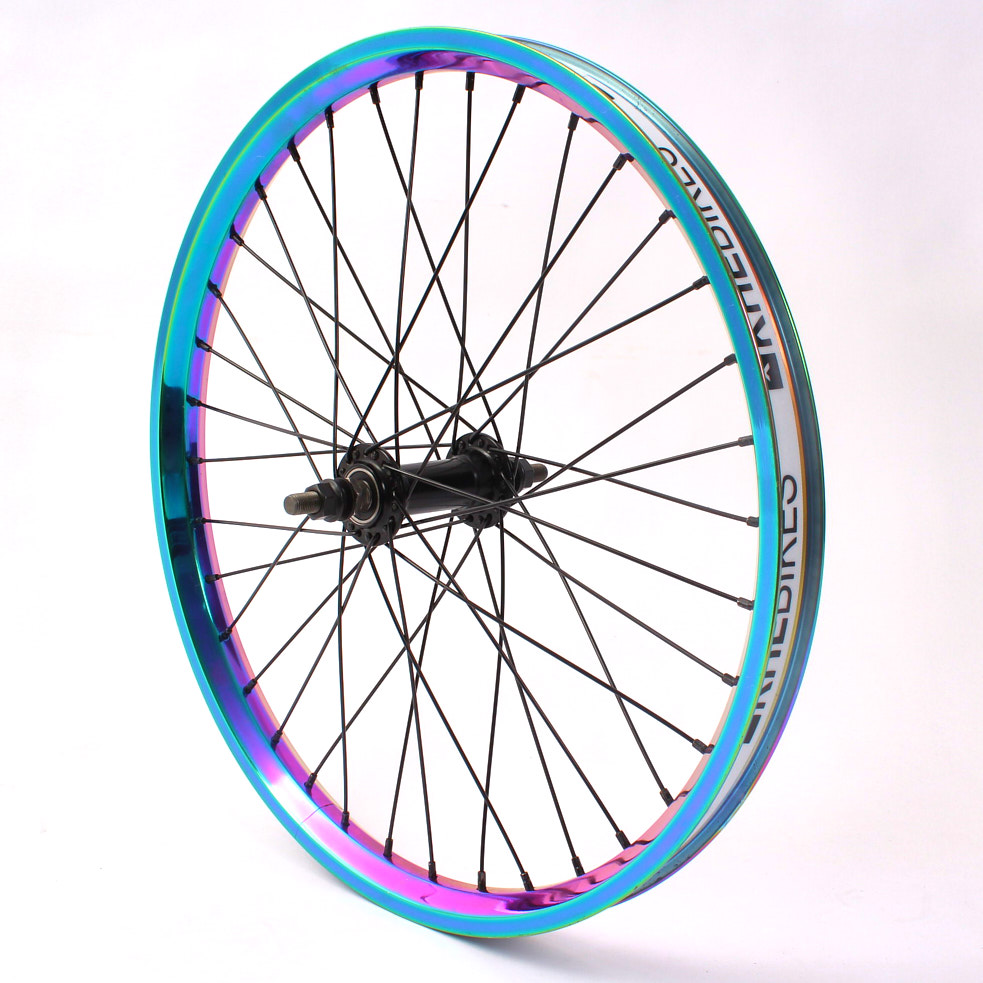 Oil Slick Vorderrad mit schwarzer Achse und Speichen sowie weißem Felgenband mit KHEBikes Schriftzug Oil Slick Vorderrad mit schwarzer Achse und Speichen sowie weißem Felgenband mit KHEBikes Schriftzug