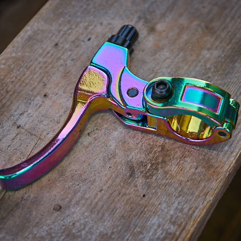 2 Finger Design Bremshebel in Oil Slick und Klappscharnier 2 Finger Design Bremshebel in Oil Slick und Klappscharnier