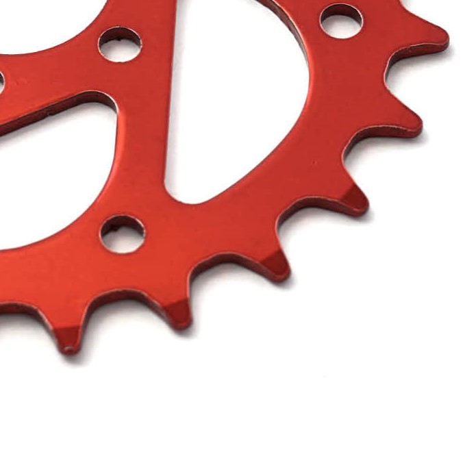 Nahaufnahme Rand von Kettenblatt  mit Zähnen in Rot