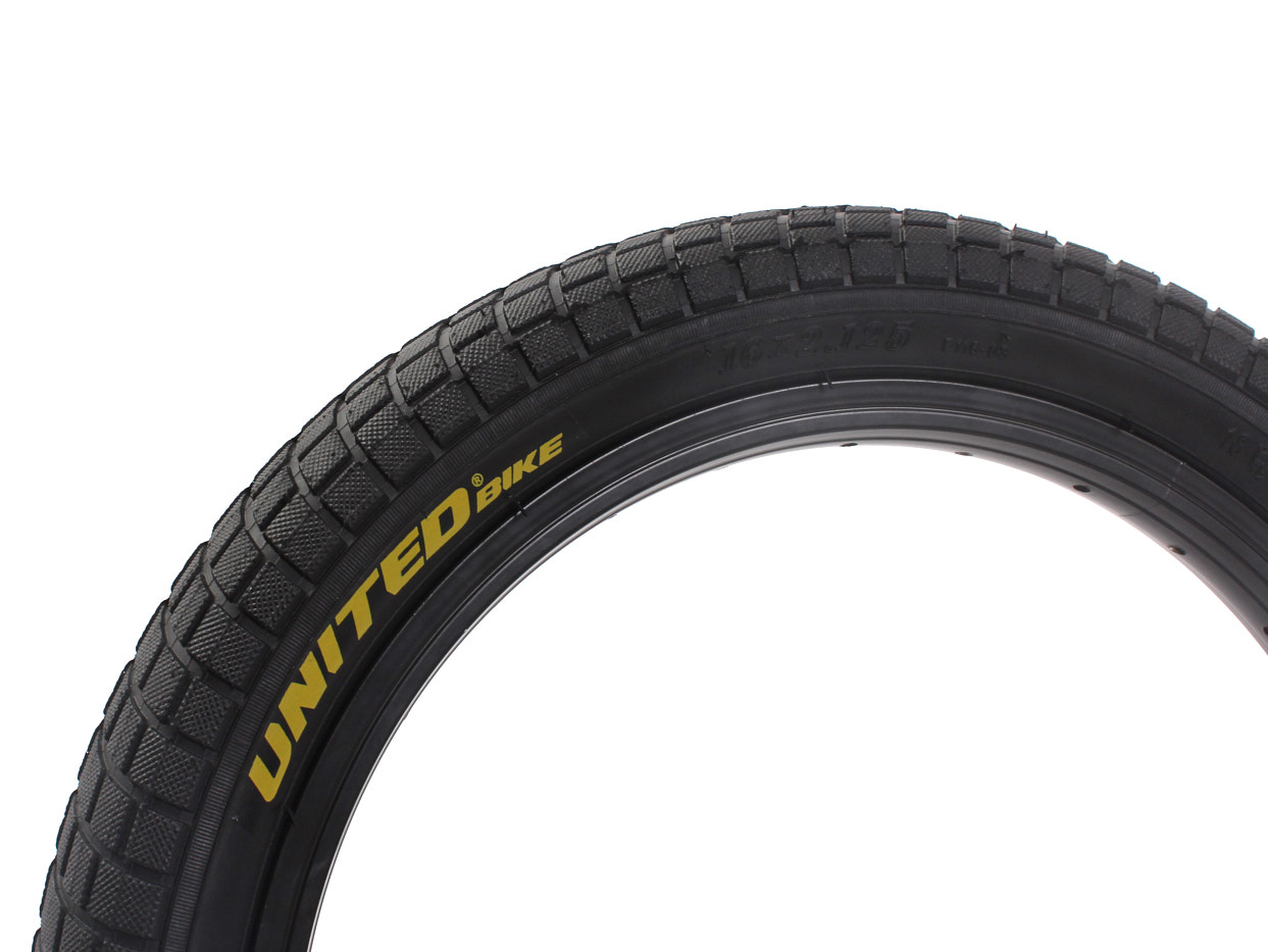 Nahaufnahme gelber UNITED Bike Schriftzug  Nahaufnahme gelber UNITED Bike Schriftzug